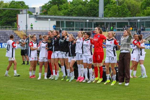 Frankfurt, Germany 04 May 2025 1 BL Women 2024 2025 Eintracht Frankfurt vs TSG Hoffenheim In the picture The Eintracht Frankfurt players thank their fans after the victory against TSG Hoffenheim DFB regulations prohibit any use of photographs as image sequences and or quasi video Stadion am Brentanobad Hessen Copyright: xFotostandx xFantinix