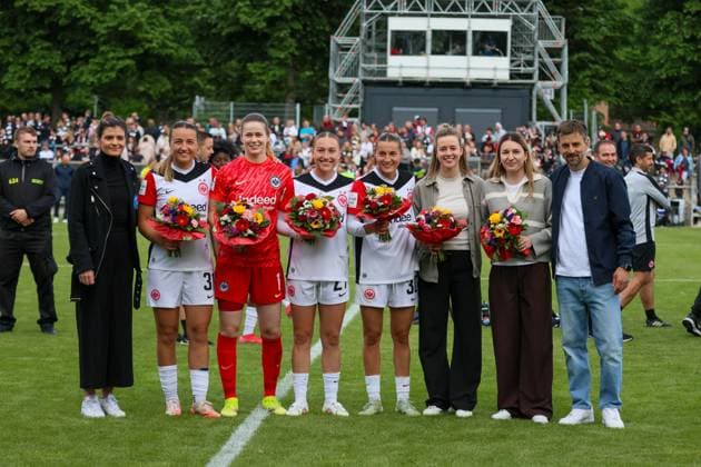Frankfurt, Germany 04 May 2025 1 BL Women 2024 2025 Eintracht Frankfurt vs TSG Hoffenheim In the picture from left second Tanja Pawollek Eintracht Frankfurt , goalkeeper Stan Johannes Eintracht Frankfurt , Sophie Nachtigall Eintracht Frankfurt , Carlotta Wamser Eintracht Frankfurt , Anna Aehling Eintracht Frankfurt , Barbara Dunst Eintracht Frankfurt and head coach Nico Arnautis Eintracht Frankfurt at the farewell ceremony of the Eintracht Frankfurt DFB regulations prohibit any use of photographs as image sequences and or quasi video Stadion am Brentanobad Hessen Copyright: xFotostandx xFantinix