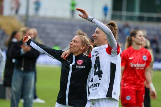 Frankfurt, Germany 04 May 2025 1 BL Women 2024 2025 Eintracht Frankfurt vs TSG Hoffenheim In the picture from left Elisa Senß Senss Eintracht Frankfurt and Sophia Kleinherne Eintracht Frankfurt at the final cheer DFB regulations prohibit any use of photographs as image sequences and or quasi video Stadion am Brentanobad Hessen Copyright: xFotostandx xFantinix