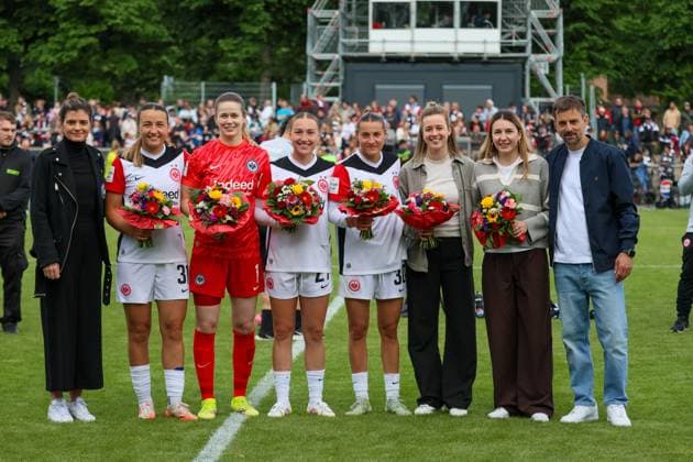 Frankfurt, Germany 04 May 2025 1 BL Women 2024 2025 Eintracht Frankfurt vs TSG Hoffenheim In the picture from left second Tanja Pawollek Eintracht Frankfurt , goalkeeper Stan Johannes Eintracht Frankfurt , Sophie Nachtigall Eintracht Frankfurt , Carlotta Wamser Eintracht Frankfurt , Anna Aehling Eintracht Frankfurt , Barbara Dunst Eintracht Frankfurt and head coach Nico Arnautis Eintracht Frankfurt at the farewell ceremony of the Eintracht Frankfurt DFB regulations prohibit any use of photographs as image sequences and or quasi video Stadion am Brentanobad Hessen Copyright: xFotostandx xFantinix