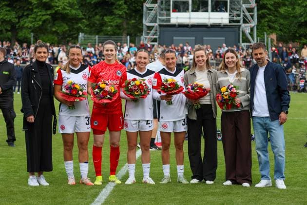 Frankfurt, Germany 04 May 2025 1 BL Women 2024 2025 Eintracht Frankfurt vs TSG Hoffenheim In the picture from left second Tanja Pawollek Eintracht Frankfurt , goalkeeper Stan Johannes Eintracht Frankfurt , Sophie Nachtigall Eintracht Frankfurt , Carlotta Wamser Eintracht Frankfurt , Anna Aehling Eintracht Frankfurt , Barbara Dunst Eintracht Frankfurt and head coach Nico Arnautis Eintracht Frankfurt at the farewell ceremony of the Eintracht Frankfurt DFB regulations prohibit any use of photographs as image sequences and or quasi video Stadion am Brentanobad Hessen Copyright: xFotostandx xFantinix
