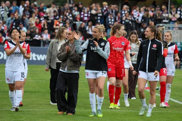Frankfurt, Germany 04 May 2025 1 BL Women 2024 2025 Eintracht Frankfurt vs TSG Hoffenheim In the picture The players of Eintracht Frankfurt thank their fans after the match against TSG Hoffenheim at the end of the season DFB regulations prohibit any use of photographs as image sequences and or quasi video Stadion am Brentanobad Hessen Copyright: xFotostandx xFantinix
