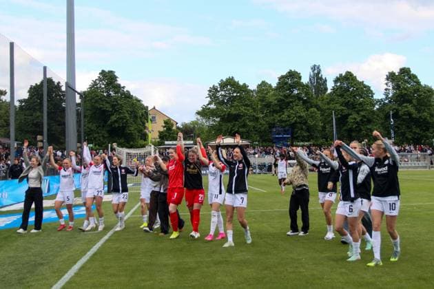 Frankfurt, Germany 04 May 2025 1 BL Women 2024 2025 Eintracht Frankfurt vs TSG Hoffenheim In the picture The players of Eintracht Frankfurt thank their fans after the match against TSG Hoffenheim at the end of the season DFB regulations prohibit any use of photographs as image sequences and or quasi video Stadion am Brentanobad Hessen Copyright: xFotostandx xFantinix