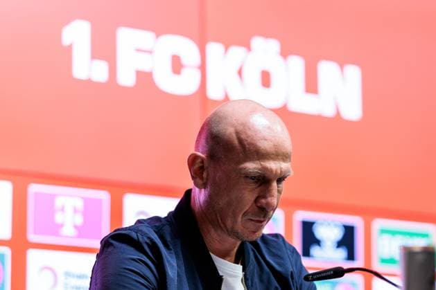 2 Fußball Bundesliga 1 FC Köln SSV Jahn Regensburg 03 05 2025 Gerhard Struber Trainer 1 FC Köln with lowered head during the press conference 2 Fußball Bundesliga, 1 FC Köln SSV Jahn Regensburg, Köln, Rheinenergiestadion am 03 05 2025 DFL REGULATIONS PROHIBIT ANY USE OF PHOTOGRAPHS AS IMAGE SEQUENCES AND OR QUASI VIDEO Copyright: xBEAUTIFULxSPORTS Wunderlx