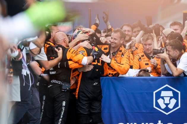 F1 - MIAMI GRAND PRIX 2025 PIASTRI Oscar (aus), McLaren F1 Team MCL39, portrait celebrates victory with his team during the Formula 1 Crypto.com Miami Grand Prix 2025, 6th round of the 2025 FIA Formula One World Championship, WM, Weltmeisterschaft from May 2 to 4, 2025 on the Miami International Autodrome, in Miami Gardens, Florida, United States of America - Miami GardensUnited States  Copyright: xXavixBonillax