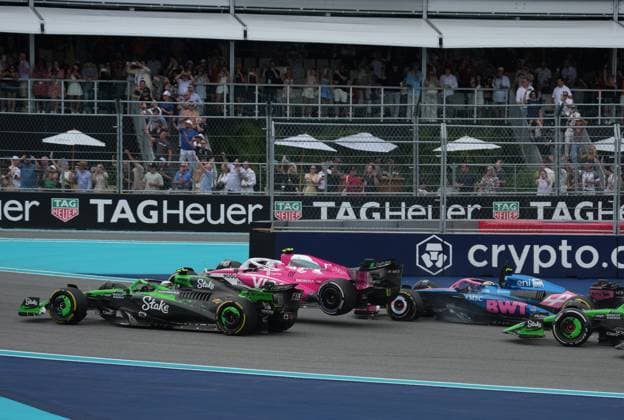 04 05 2025, Miami International Autodrome, Miami, Formula 1 Crypto com Miami Grand Prix 2025 ,in picture Race start , Accident of Liam Lawson NZL , Visa Cash App RB Formula One Team Photo by Hasan Bratic DeFodi Images