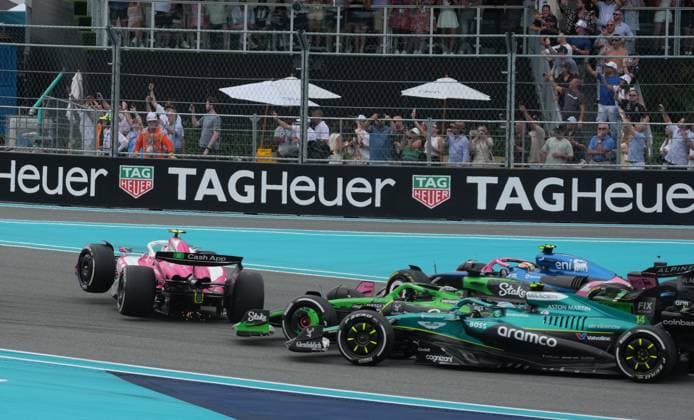 04 05 2025, Miami International Autodrome, Miami, Formula 1 Crypto com Miami Grand Prix 2025 ,in picture Race start , Accident of Liam Lawson NZL , Visa Cash App RB Formula One Team Photo by Hasan Bratic DeFodi Images