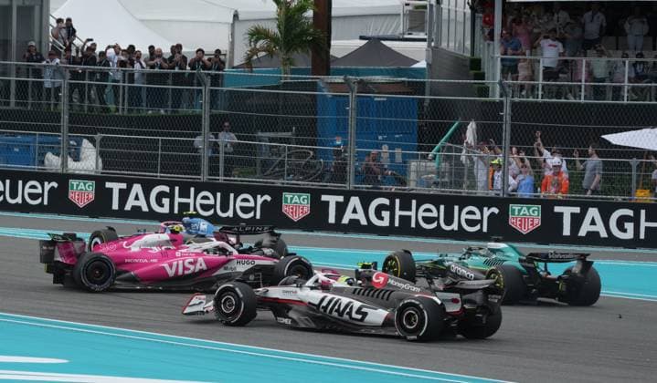 04 05 2025, Miami International Autodrome, Miami, Formula 1 Crypto com Miami Grand Prix 2025 ,in picture Race start , Accident of Liam Lawson NZL , Visa Cash App RB Formula One Team Photo by Hasan Bratic DeFodi Images