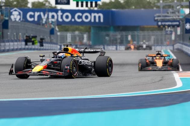 Max Verstappen Oracle Red Bull Racing followed by Oscar Piastri McLaren Formula 1 Team , Miami Grand Prix, Motorsport, Men, Formula 1, Race, 04 05 2025 Miami Florida USA Copyright: xkolbert-press ChristianxKolbertx