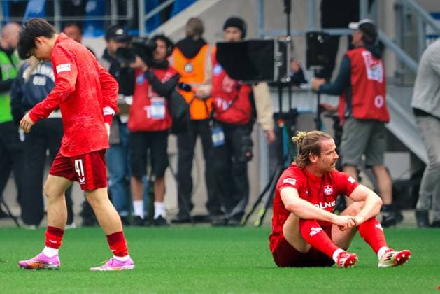 04 05 2025, Football, Men, 2 Bundesliga, Season 2024 2025, Karlsruher SC 1 FC Kaiserslautern, Jannis Heuer 1 FC Kaiserslautern disappointed, Daisuke Yokota 1 FC Kaiserslautern disappointed Karlsruhe BBBank Wildpark Baden Württemberg Germany EN Copyright: xSebastianxBachx