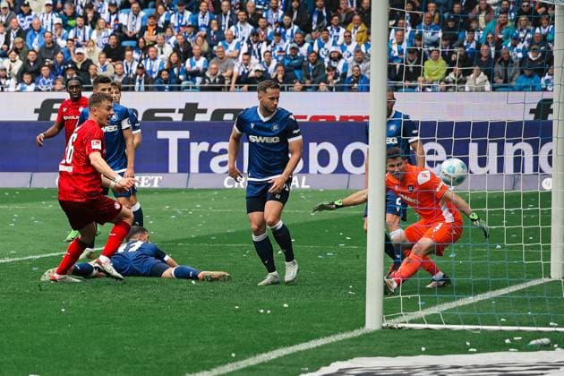 04 05 2025, Soccer, Men, 2 Bundesliga, Season 2024 2025, Karlsruher SC 1 FC Kaiserslautern, Goal to equalize 1 1, Goalscorer Jan Elvedi 1 FC Kaiserslautern Karlsruhe BBBank Wildpark Baden Württemberg Germany EN Copyright: xSebastianxBachx