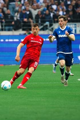 04 05 2025, Football, Men, 2 Bundesliga, Season 2024 2025, Karlsruher SC 1 FC Kaiserslautern, Leon Jensen Karlsruher SC , Daniel Hanslik 1 FC Kaiserslautern Karlsruhe BBBank Wildpark Baden Württemberg Germany EN Copyright: xSebastianxBachx