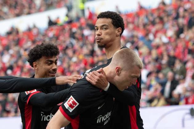 Rasmus KRISTENSEN F cheers after his goal 0 1 with Hugo EKITIKE F and Nathaniel BROWN F Cheers, jubilation, joy, cheers, 1 FSV Mainz 05 MZ Eintracht Frankfurt F Football 1 Bundesliga Season 2024 2025, 32 Matchday, Matchday32, on 04 05 2025, MEWA Arena Mainz Â