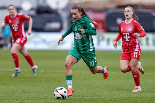 Tuana Mahmoud SV Werder Bremen, 10 on the ball, single image, full body, action, action, match scene, THE DFB GUIDELINES PROHIBIT ANY USE OF PHOTOGRAPHS AS IMAGE SEQUENCES AND OR QUASI VIDEO DFB REGULATIONS PROHIBIT ANY USE OF PHOTOGRAPHS AS IMAGE SEQUENCES AND OR QUASI VIDEO , 04 05 2025, Bremen Germany , Soccer, Google Pixel Women Bundesliga, SV Werder Bremen 1 FC Köln xobx