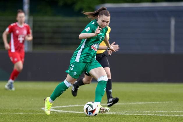 Sophie Weidauer SV Werder Bremen, 9 on the ball, single image, full body, action, action, match scene, THE DFB GUIDELINES PROHIBIT ANY USE OF PHOTOGRAPHS AS IMAGE SEQUENCES AND OR QUASI VIDEO DFB REGULATIONS PROHIBIT ANY USE OF PHOTOGRAPHS AS IMAGE SEQUENCES AND OR QUASI VIDEO , 04 05 2025, Bremen Germany , Soccer, Google Pixel Women Bundesliga, SV Werder Bremen 1 FC Köln xobx