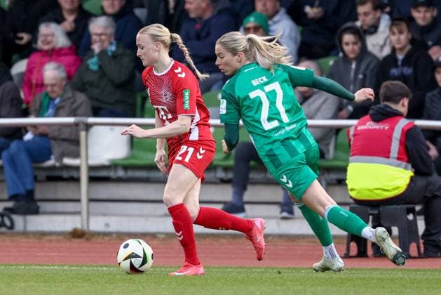 from left Anna Gerhardt 1 FC Köln, 21 and Sharon Beck SV Werder Bremen, 27 in duel, duel, dynamic, action, action, game scene, THE DFB REGULATIONS PROHIBIT ANY USE OF PHOTOGRAPHS AS IMAGE SEQUENCES AND OR QUASI VIDEO , 04 05 2025, Bremen Germany , Football, Google Pixel Womens Bundesliga, SV Werder Bremen 1 FC Köln xobx