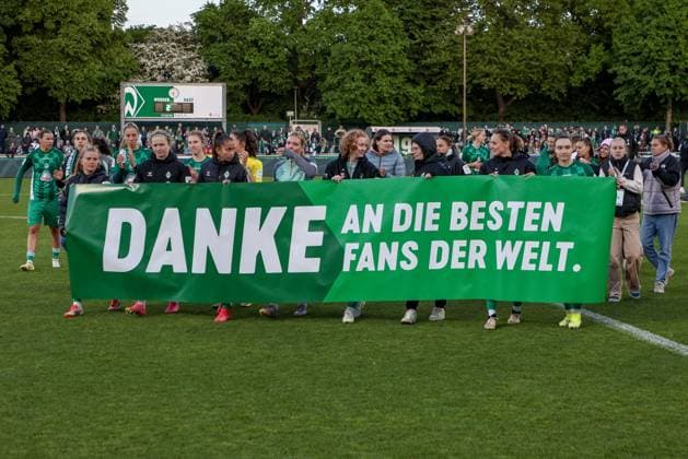 SV Werder Bremen players thank the fans for their support this season and display a banner with the text Thank you to the best fans in the world , THE DFB REGULATIONS PROHIBIT ANY USE OF PHOTOGRAPHS AS IMAGE SEQUENCES AND OR QUASI VIDEO , 04 05 2025, Bremen Germany , Football, Google Pixel Womens Bundesliga, SV Werder Bremen 1 FC Köln xobx