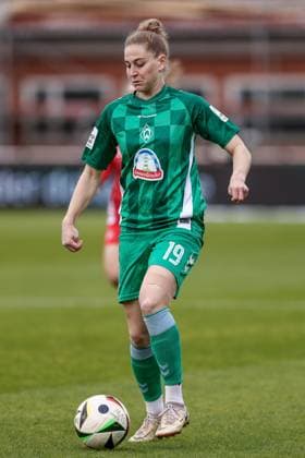 Saskia Matheis SV Werder Bremen, 19 on the ball, single image, full body, action, action, match scene, THE DFB GUIDELINES PROHIBIT ANY USE OF PHOTOGRAPHS AS IMAGE SEQUENCES AND OR QUASI VIDEO DFB REGULATIONS PROHIBIT ANY USE OF PHOTOGRAPHS AS IMAGE SEQUENCES AND OR QUASI VIDEO , 04 05 2025, Bremen Germany , Soccer, Google Pixel Women Bundesliga, SV Werder Bremen 1 FC Köln xobx