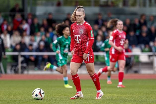 Alena Bienz 1 FC Köln, 11 am Ball, Einzelbild, Ganzkörper, Aktion, Action, Spielzene, DIE DFB RICHTLINIEN UNTERSAGEN JEGLICHE NUTZUNG VON FOTOS AS SEQUENZBILDER UND OR VIDEOÄCHÄCHLICHE FOTOSTRECKEN DFB REGULATIONS PROHIBIT ANY USE OF PHOTOGRAPHS AS IMAGE SEQUENCES AND OR QUASI VIDEO , 04 05 2025, Bremen Germany , Soccer, Google Pixel Women Bundesliga, SV Werder Bremen 1 FC Köln xobx