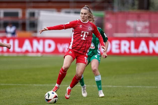 Alena Bienz 1 FC Köln, 11 am Ball, Einzelbild, Ganzkörper, Aktion, Action, Spielzene, DIE DFB RICHTLINIEN UNTERSAGEN JEGLICHE NUTZUNG VON FOTOS AS SEQUENZBILDER UND OR VIDEOÄCHÄCHLICHE FOTOSTRECKEN DFB REGULATIONS PROHIBIT ANY USE OF PHOTOGRAPHS AS IMAGE SEQUENCES AND OR QUASI VIDEO , 04 05 2025, Bremen Germany , Soccer, Google Pixel Women Bundesliga, SV Werder Bremen 1 FC Köln xobx
