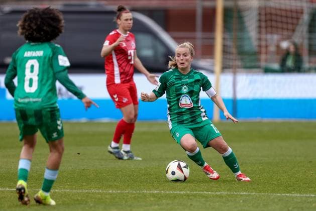 Ricarda Walkling SV Werder Bremen, 13 on the ball, single image, full body, action, action, game scene, THE DFB GUIDELINES PROHIBIT ANY USE OF PHOTOGRAPHS AS IMAGE SEQUENCES AND OR QUASI VIDEO DFB REGULATIONS PROHIBIT ANY USE OF PHOTOGRAPHS AS IMAGE SEQUENCES AND OR QUASI VIDEO , 04 05 2025, Bremen Germany , Soccer, Google Pixel Women Bundesliga, SV Werder Bremen 1 FC Köln xobx