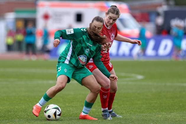 from left Tuana Mahmoud SV Werder Bremen, 10 and Taylor Ziemer 1 FC Köln, 18 in a duel, dynamic, action, action, game scene, THE DFB GUIDELINES PROHIBIT ANY USE OF PHOTOGRAPHS AS IMAGE SEQUENCES AND OR QUASI VIDEO DFB REGULATIONS PROHIBIT ANY USE OF PHOTOGRAPHS AS IMAGE SEQUENCES AND OR QUASI VIDEO , 04 05 2025, Bremen Germany , Football, Google Pixel Women Bundesliga, SV Werder Bremen 1 FC Köln xobx