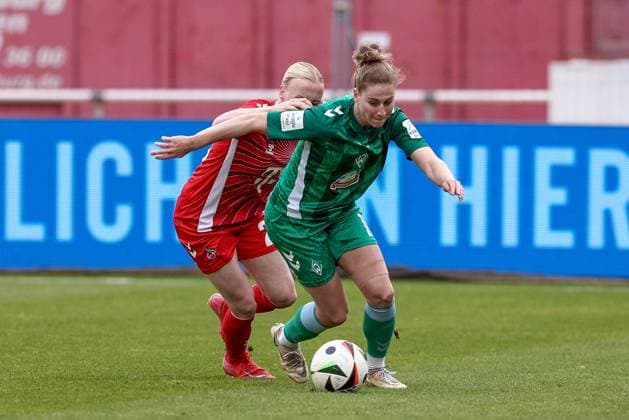 from left Anna Gerhardt 1 FC Köln, 21 and Saskia Matheis SV Werder Bremen, 19 in a duel, dynamic, action, action, game scene, THE DFB REGULATIONS PROHIBIT ANY USE OF PHOTOGRAPHS AS IMAGE SEQUENCES AND OR QUASI VIDEO , 04 05 2025, Bremen Germany , Football, Google Pixel Womens Bundesliga, SV Werder Bremen 1 FC Köln xobx
