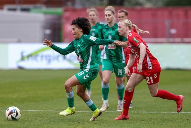 from left Amira Arfaoui SV Werder Bremen, 8 and Anna Gerhardt 1 FC Köln, 21 in a duel, dynamic, action, action, game scene, THE DFB GUIDELINES PROHIBIT ANY USE OF PHOTOGRAPHS AS IMAGE SEQUENCES AND OR QUASI VIDEO DFB REGULATIONS PROHIBIT ANY USE OF PHOTOGRAPHS AS IMAGE SEQUENCES AND OR QUASI VIDEO , 04 05 2025, Bremen Germany , Football, Google Pixel Women Bundesliga, SV Werder Bremen 1 FC Köln xobx