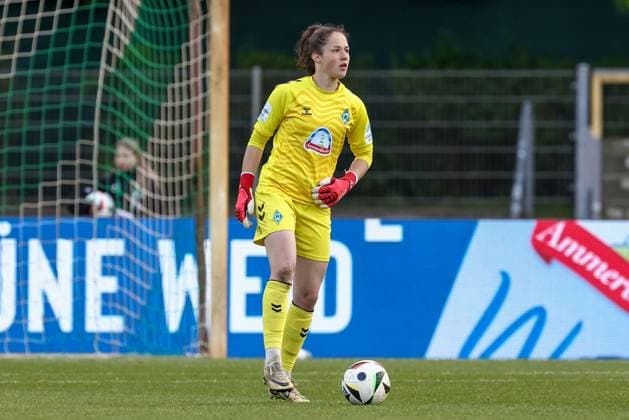 Livia Peng goalkeeper, goalkeeper, SV Werder Bremen, 1 on the ball, cropped image, single image, full body, action, action, game scene, THE DFB REGULATIONS PROHIBIT ANY USE OF PHOTOGRAPHS AS IMAGE SEQUENCES AND OR QUASI VIDEO , 04 05 2025, Bremen Germany , Football, Google Pixel Womens Bundesliga, SV Werder Bremen 1 FC Köln xobx