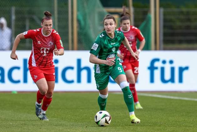 from left Nicole Billa 1 FC Köln, 17 and Sophie Weidauer SV Werder Bremen, 9 on the ball, single image, full body, action, action, game scene, THE DFB GUIDELINES PROHIBIT ANY USE OF PHOTOGRAPHS AS IMAGE SEQUENCES AND OR QUASI VIDEO DFB REGULATIONS PROHIBIT ANY USE OF PHOTOGRAPHS AS IMAGE SEQUENCES AND OR QUASI VIDEO , 04 05 2025, Bremen Germany , Football, Google Pixel Women Bundesliga, SV Werder Bremen 1 FC Köln xobx