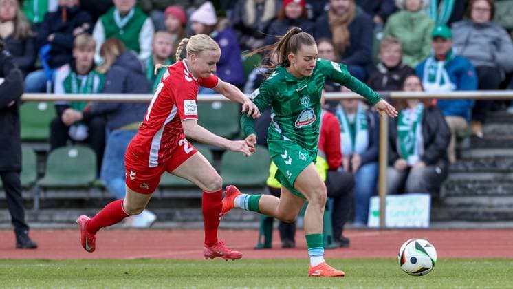 from left Anna Gerhardt 1 FC Köln, 21 and Tuana Mahmoud SV Werder Bremen, 10 in a duel, dynamic, action, action, game scene, THE DFB GUIDELINES PROHIBIT ANY USE OF PHOTOGRAPHS AS IMAGE SEQUENCES AND OR QUASI VIDEO DFB REGULATIONS PROHIBIT ANY USE OF PHOTOGRAPHS AS IMAGE SEQUENCES AND OR QUASI VIDEO , 04 05 2025, Bremen Germany , Football, Google Pixel Women Bundesliga, SV Werder Bremen 1 FC Köln xobx