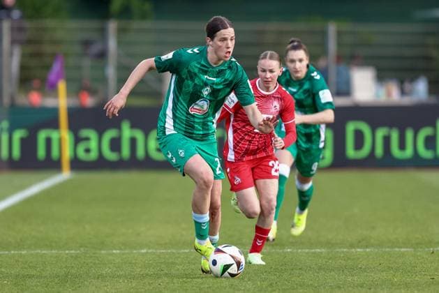 Lara Schmidt SV Werder Bremen, 24 on the ball, single image, full body, action, action, game scene, THE DFB GUIDELINES PROHIBIT ANY USE OF PHOTOGRAPHS AS IMAGE SEQUENCES AND OR QUASI VIDEO , 04 05 2025, Bremen Germany , Soccer, Google Pixel Women Bundesliga, SV Werder Bremen 1 FC Köln xobx