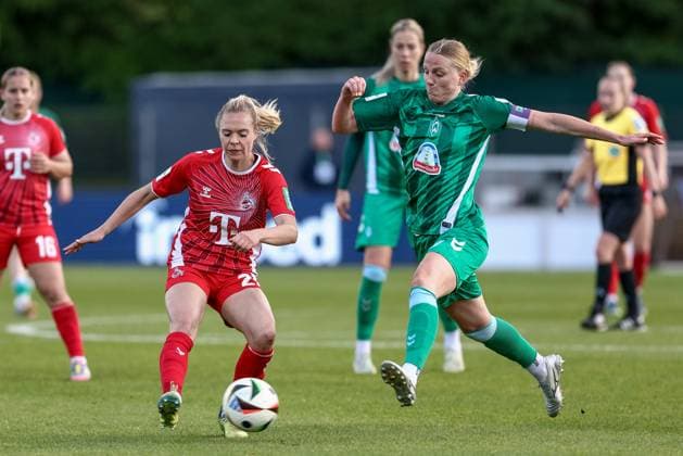 from left Janina Hechler 1 FC Köln, 28 and Lina Hausicke SV Werder Bremen, 18 in a duel, dynamic, action, action, game scene, THE DFB GUIDELINES PROHIBIT ANY USE OF PHOTOGRAPHS AS IMAGE SEQUENCES AND OR QUASI VIDEO DFB REGULATIONS PROHIBIT ANY USE OF PHOTOGRAPHS AS IMAGE SEQUENCES AND OR QUASI VIDEO , 04 05 2025, Bremen Germany , Football, Google Pixel Women Bundesliga, SV Werder Bremen 1 FC Köln xobx