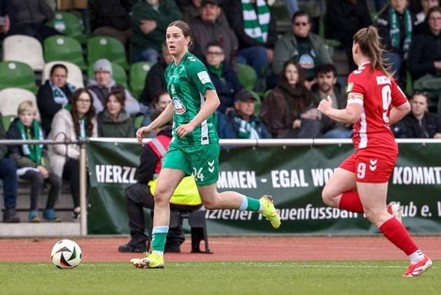 Lara Schmidt SV Werder Bremen, 24 on the ball, single image, full body, action, action, game scene, THE DFB GUIDELINES PROHIBIT ANY USE OF PHOTOGRAPHS AS IMAGE SEQUENCES AND OR QUASI VIDEO , 04 05 2025, Bremen Germany , Soccer, Google Pixel Women Bundesliga, SV Werder Bremen 1 FC Köln xobx