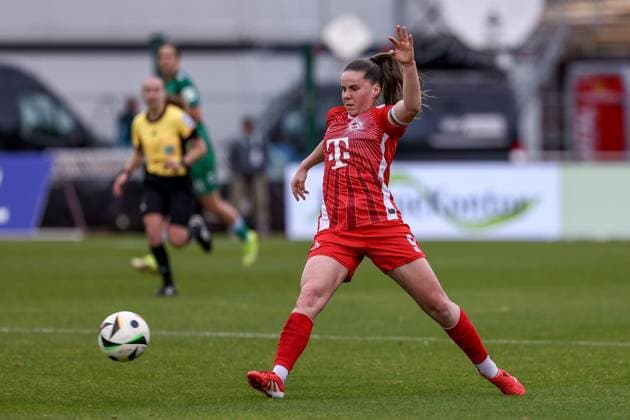 Adriana Achcinska 1 FC Köln, 9 on the ball, single image, full body, action, action, match scene, THE DFB GUIDELINES PROHIBIT ANY USE OF PHOTOGRAPHS AS IMAGE SEQUENCES AND OR QUASI VIDEO DFB REGULATIONS PROHIBIT ANY USE OF PHOTOGRAPHS AS IMAGE SEQUENCES AND OR QUASI VIDEO , 04 05 2025, Bremen Germany , Soccer, Google Pixel Women Bundesliga, SV Werder Bremen 1 FC Köln xobx