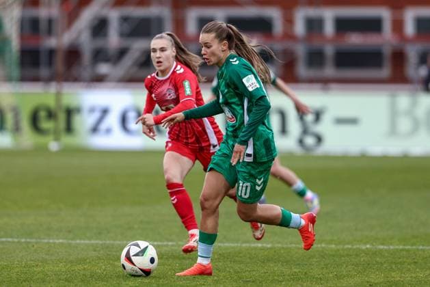 Tuana Mahmoud SV Werder Bremen, 10 on the ball, single image, full body, action, action, match scene, THE DFB GUIDELINES PROHIBIT ANY USE OF PHOTOGRAPHS AS IMAGE SEQUENCES AND OR QUASI VIDEO DFB REGULATIONS PROHIBIT ANY USE OF PHOTOGRAPHS AS IMAGE SEQUENCES AND OR QUASI VIDEO , 04 05 2025, Bremen Germany , Soccer, Google Pixel Women Bundesliga, SV Werder Bremen 1 FC Köln xobx