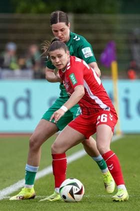 from left Martyna Wiankowska 1 FC Köln, 26 and Lara Schmidt SV Werder Bremen, 24 in a duel, dynamic, action, action, game scene, THE DFB GUIDELINES PROHIBIT ANY USE OF PHOTOGRAPHS AS IMAGE SEQUENCES AND OR QUASI VIDEO DFB REGULATIONS PROHIBIT ANY USE OF PHOTOGRAPHS AS IMAGE SEQUENCES AND OR QUASI VIDEO , 04 05 2025, Bremen Germany , Football, Google Pixel Women Bundesliga, SV Werder Bremen 1 FC Köln xobx