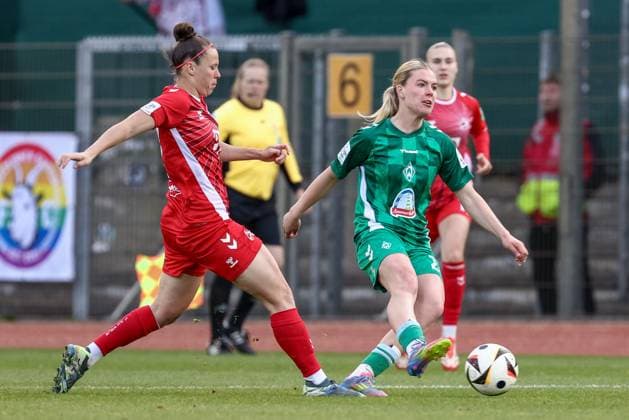 from left Nicole Billa 1 FC Köln, 17 and Juliane Wirtz SV Werder Bremen, 28 in a duel, dynamic, action, action, game scene, THE DFB GUIDELINES PROHIBIT ANY USE OF PHOTOGRAPHS AS IMAGE SEQUENCES AND OR QUASI VIDEO DFB REGULATIONS PROHIBIT ANY USE OF PHOTOGRAPHS AS IMAGE SEQUENCES AND OR QUASI VIDEO , 04 05 2025, Bremen Germany , Football, Google Pixel Women Bundesliga, SV Werder Bremen 1 FC Köln xobx