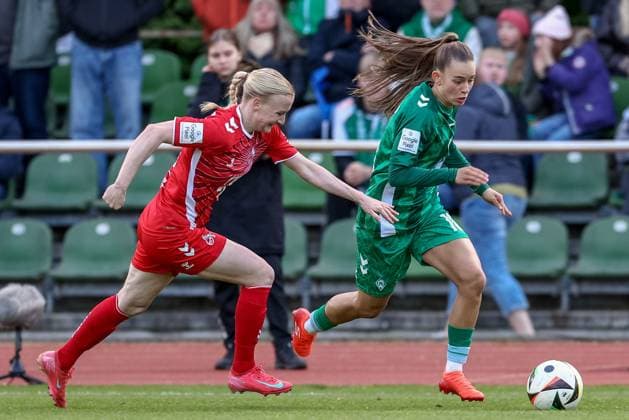 from left Anna Gerhardt 1 FC Köln, 21 and Tuana Mahmoud SV Werder Bremen, 10 in a duel, dynamic, action, action, game scene, THE DFB GUIDELINES PROHIBIT ANY USE OF PHOTOGRAPHS AS IMAGE SEQUENCES AND OR QUASI VIDEO DFB REGULATIONS PROHIBIT ANY USE OF PHOTOGRAPHS AS IMAGE SEQUENCES AND OR QUASI VIDEO , 04 05 2025, Bremen Germany , Football, Google Pixel Women Bundesliga, SV Werder Bremen 1 FC Köln xobx