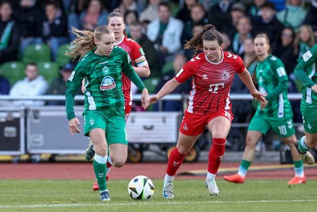 from left Emöke Papai SV Werder Bremen, 16 and Amelie Bohnen 1 FC Köln, 15 in a duel, dynamic, action, action, game scene, THE DFB GUIDELINES PROHIBIT ANY USE OF PHOTOGRAPHS AS IMAGE SEQUENCES AND OR QUASI VIDEO DFB REGULATIONS PROHIBIT ANY USE OF PHOTOGRAPHS AS IMAGE SEQUENCES AND OR QUASI VIDEO , 04 05 2025, Bremen Germany , Football, Google Pixel Women Bundesliga, SV Werder Bremen 1 FC Köln xobx
