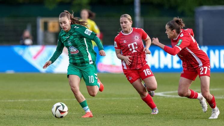 from left Tuana Mahmoud SV Werder Bremen, 10 , Lilith Schmidt 1 FC Köln, 16 and Laura Feiersinger 1 FC Köln, 27 in duel, duel, dynamics, action, action, game scene, THE DFB REGULATIONS PROHIBIT ANY USE OF PHOTOGRAPHS AS IMAGE SEQUENCES AND OR QUASI VIDEO , 04 05 2025, Bremen Germany , Football, Google Pixel Womens Bundesliga, SV Werder Bremen 1 FC Köln xobx