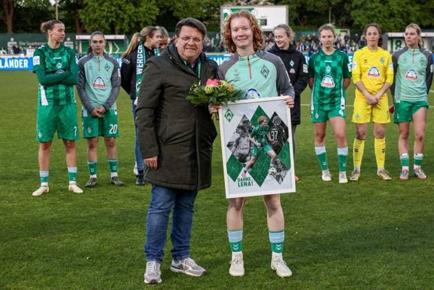 from left Dr. Hubertus Hess Grunewald Chairman of the Supervisory Board and President, SV Werder Bremen and Lena Dahms SV Werder Bremen, 37 at the farewell from the club, THE DFB REGULATIONS PROHIBIT ANY USE OF PHOTOGRAPHS AS IMAGE SEQUENCES AND OR QUASI VIDEO , 04 05 2025, Bremen Germany , Football, Google Pixel Womens Bundesliga, SV Werder Bremen 1 FC Köln xobx