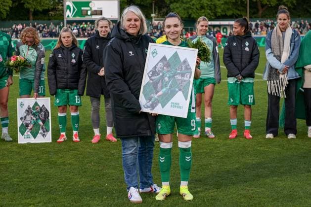 from left Birte Brüggemann Head of Womens and Girls Football, SV Werder Bremen and Sophie Weidauer SV Werder Bremen, 9 at the farewell from the club, THE DFB GUIDELINES PROHIBIT ANY USE OF PHOTOGRAPHS AS IMAGE SEQUENCES AND OR QUASI VIDEO DFB REGULATIONS PROHIBIT ANY USE OF PHOTOGRAPHS AS IMAGE SEQUENCES AND OR QUASI VIDEO , 04 05 2025, Bremen Germany , Football, Google Pixel Women Bundesliga, SV Werder Bremen 1 FC Köln xobx
