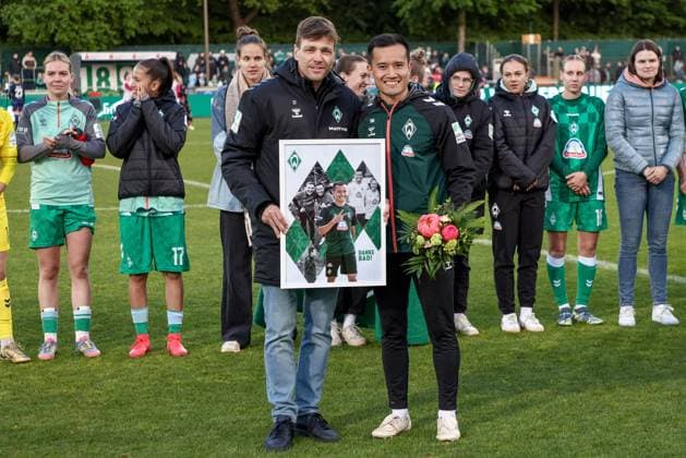 from left Clemens Fritz Managing Director Professional Football, SV Werder Bremen and Bao Nguyen Athletic Trainer, SV Werder Bremen at the farewell from the club, THE DFB GUIDELINES PROHIBIT ANY USE OF PHOTOGRAPHS AS IMAGE SEQUENCES AND OR QUASI VIDEO DFB REGULATIONS PROHIBIT ANY USE OF PHOTOGRAPHS AS IMAGE SEQUENCES AND OR QUASI VIDEO , 04 05 2025, Bremen Germany , Football, Google Pixel Women Bundesliga, SV Werder Bremen 1 FC Köln xobx