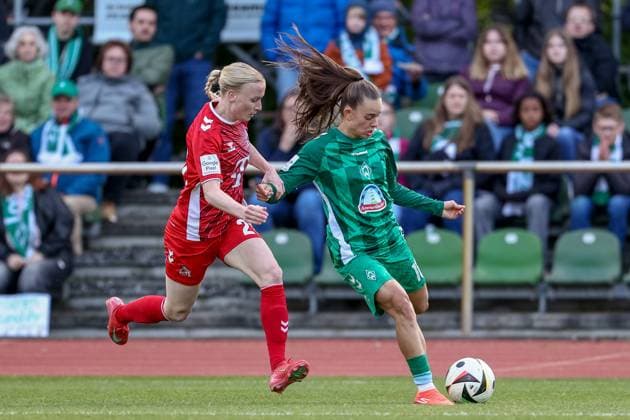 from left Anna Gerhardt 1 FC Köln, 21 and Tuana Mahmoud SV Werder Bremen, 10 in a duel, dynamic, action, action, game scene, THE DFB GUIDELINES PROHIBIT ANY USE OF PHOTOGRAPHS AS IMAGE SEQUENCES AND OR QUASI VIDEO DFB REGULATIONS PROHIBIT ANY USE OF PHOTOGRAPHS AS IMAGE SEQUENCES AND OR QUASI VIDEO , 04 05 2025, Bremen Germany , Football, Google Pixel Women Bundesliga, SV Werder Bremen 1 FC Köln xobx
