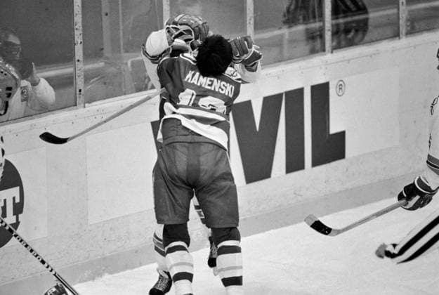 Archivbilder der Woche SPORT KW19 Moscow, USSR. CSKA hockey player Valery Kamensky (front) hits an opponent during the USSR Ice hockey, Eishockey Championship match between CSKA and Dynamo Moscow at the Small Sports Arena of the Central Lenin Stadium. The match score is 2:2. Igor Utkin TASS  18399741