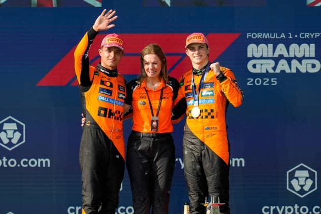 MOTORI - Formula 1 - Crypto.com Miami Grand Prix 2025 - Race Lando Norris (GBR), McLaren, 4, Team McLaren Chief Marketing Officer Louise McEwen, and Oscar Piastri (AUS), McLaren, 81 on the podium Miami, USA on May 5, 2025. Photo by IPA ABACAPRESS.COM Miami United States  Copyright: xIPA ABACAx