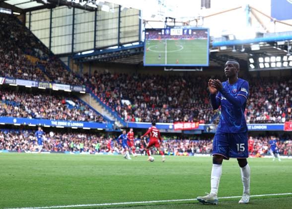 London, England, 4th May 2025. Nicolas Jackson of Chelsea applauds the fans as he leaves the pitch after being substituted during the Chelsea vs Liverpool Premier League match at Stamford Bridge, London. Picture credit should read: Paul Terry Sportimage EDITORIAL USE ONLY. No use with unauthorised audio, video, data, fixture lists, club league logos or live services. Online in-match use limited to 120 images, no video emulation. No use in betting, games or single club league player publications. SPI_124_PT_Chelsea_Liverpool SPI-3909-0112