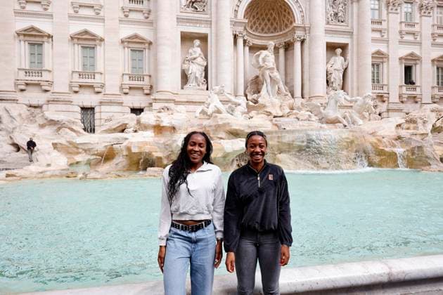 Sport Bilder des Tages May 5, 2025, Rome, ITALY: Coco Gauff (L) of the US and Tyra Caterina Grant of Italy during the women s and men s draw for the Masters 1000 Rome tournament in front of the Trevi Fountain, Rome, Italy, 05 May 2025. ANSA FABIO FRUSTACI Masters 1000 Rome Tennis Tournament Draw  - ZUMAa110 20250505_zaf_a110_001 Copyright: xFabioxFrustacix