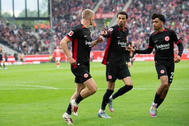 Rasmus KRISTENSEN F cheers after his goal 0 1 with Hugo EKITIKE F and Nathaniel BROWN F Cheers, jubilation, joy, cheers, 1 FSV Mainz 05 MZ Eintracht Frankfurt F Football 1 Bundesliga Season 2024 2025, 32 Matchday, Matchday32, on 04 05 2025, MEWA Arena Mainz Â